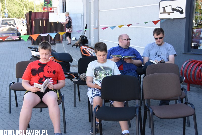 Siedzę sobie i czytam we Włocławku