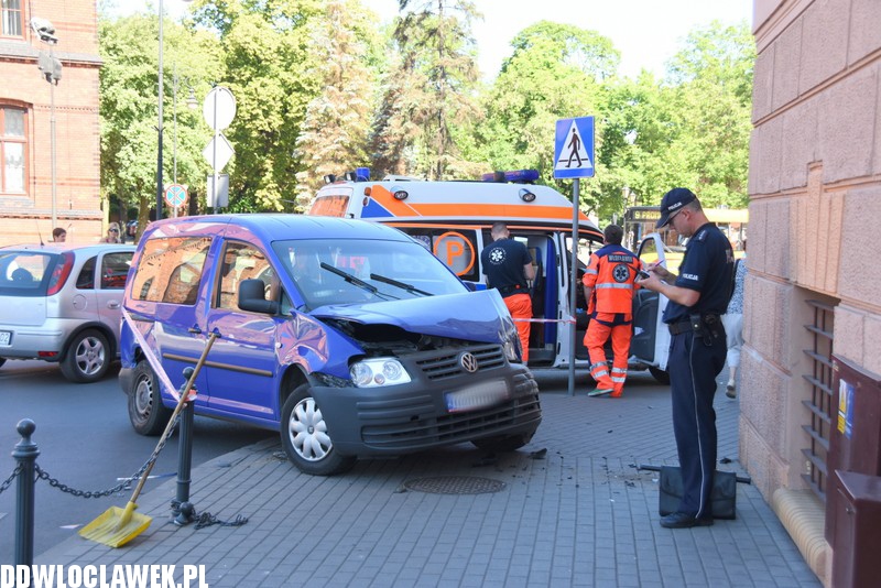 Auto uderzyło w budynek starostwa
