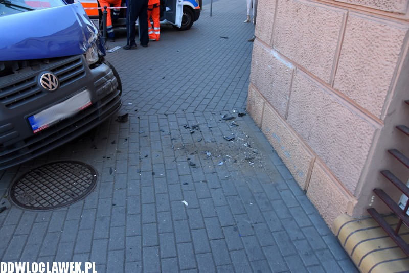 Auto uderzyło w budynek starostwa