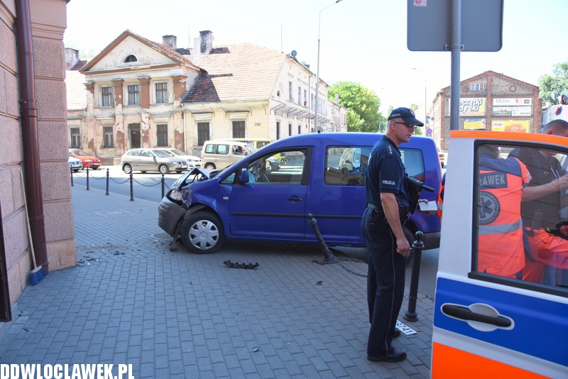 Auto uderzyło w budynek starostwa