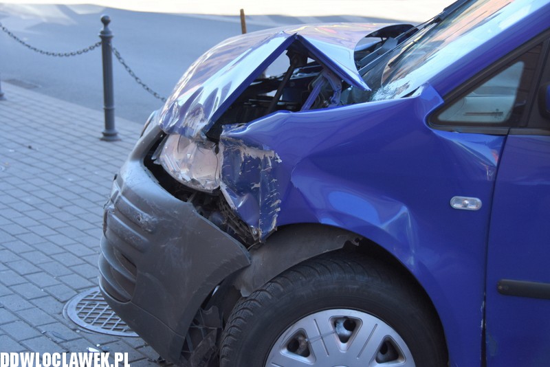Auto uderzyło w budynek starostwa
