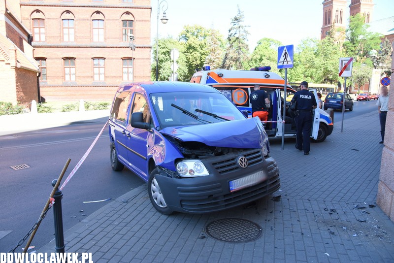 Auto uderzyło w budynek starostwa