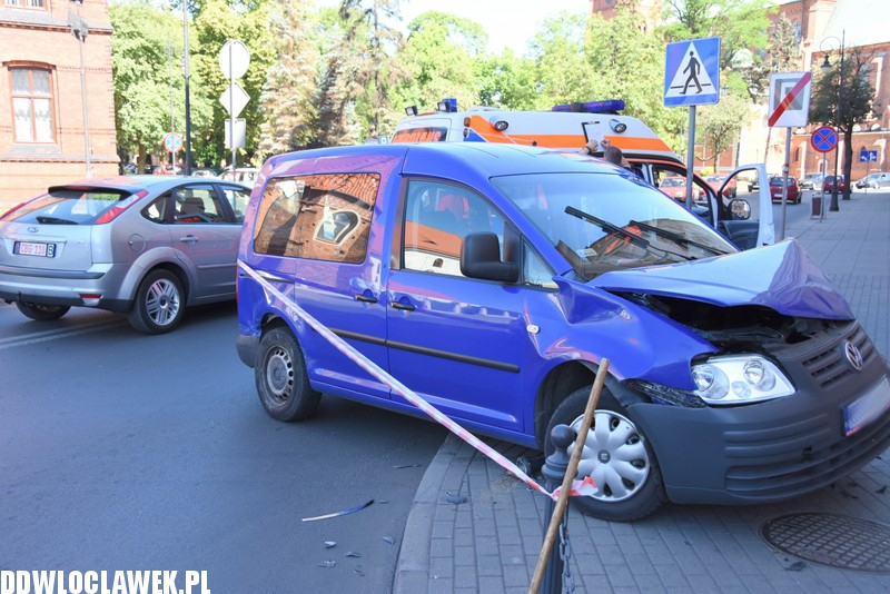 Auto uderzyło w budynek starostwa