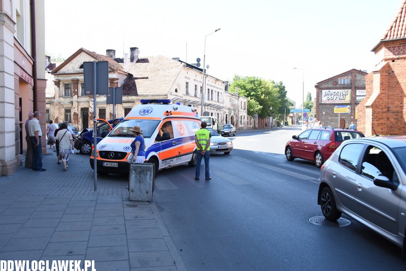 Auto uderzyło w budynek starostwa