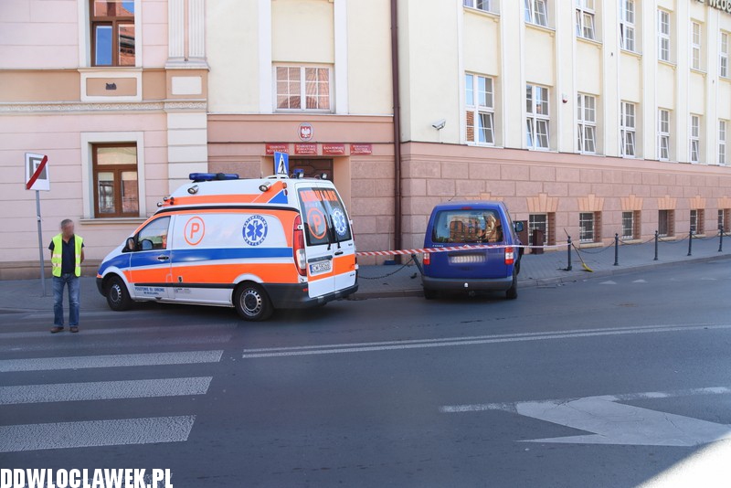 Auto uderzyło w budynek starostwa