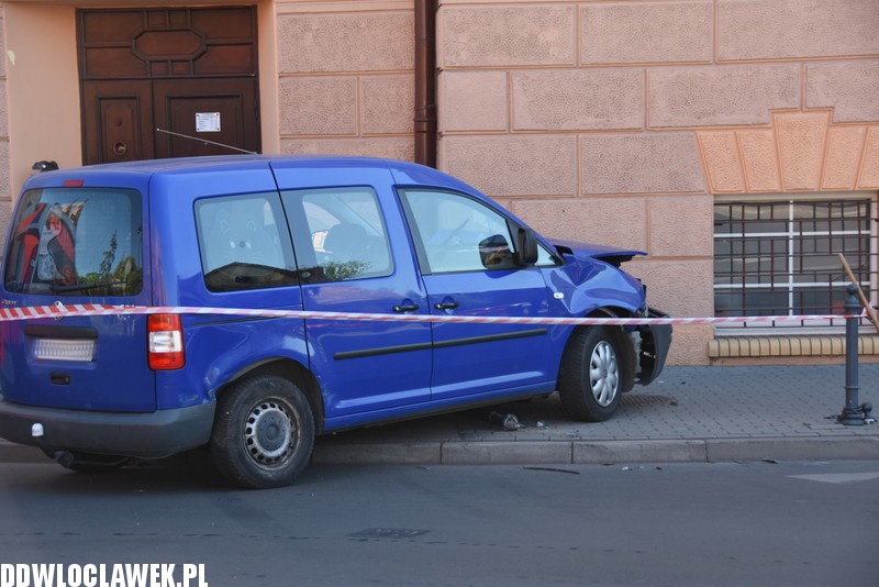 Auto uderzyło w budynek starostwa
