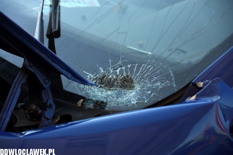 Auto uderzyło w budynek starostwa