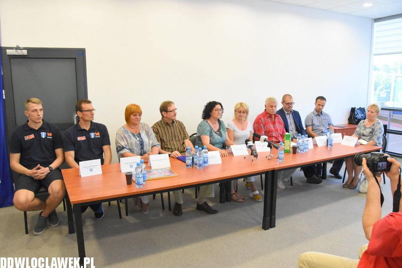 Konferencja prasowa na sadionie
