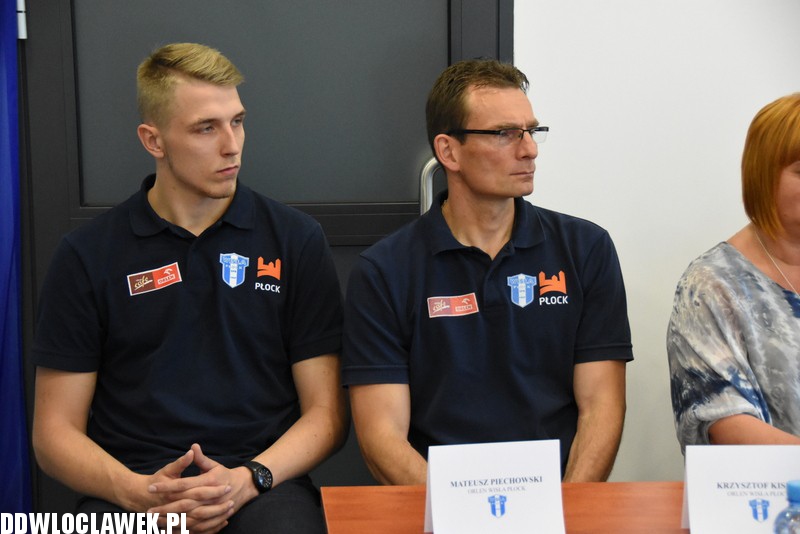 Konferencja prasowa na sadionie