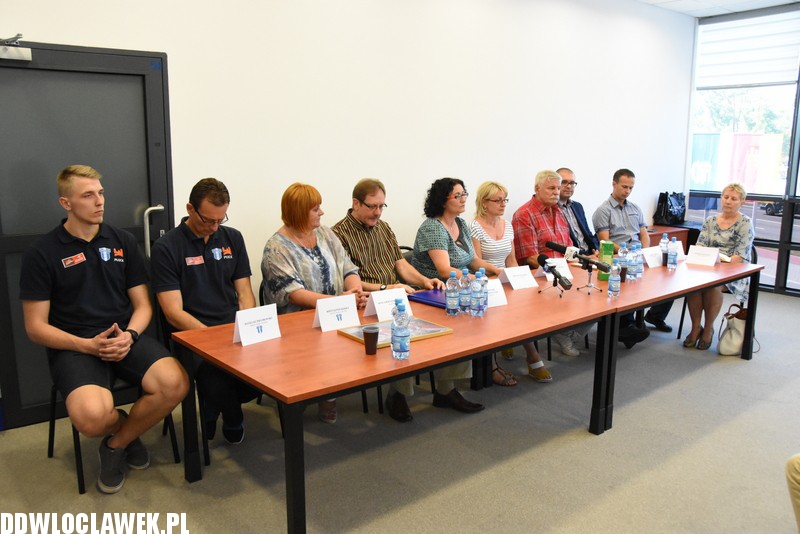 Konferencja prasowa na sadionie