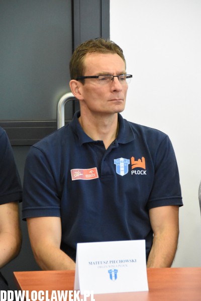 Konferencja prasowa na sadionie