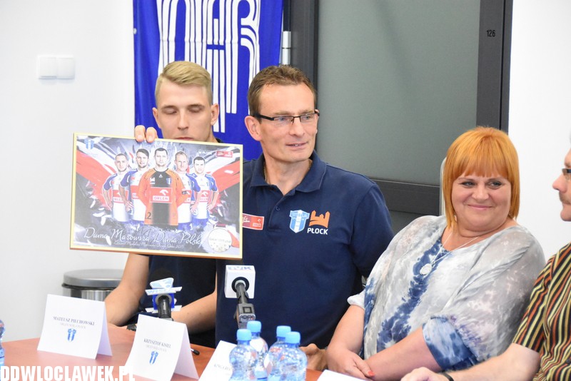 Konferencja prasowa na sadionie