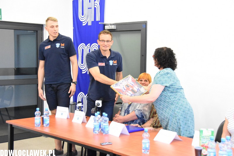 Konferencja prasowa na sadionie