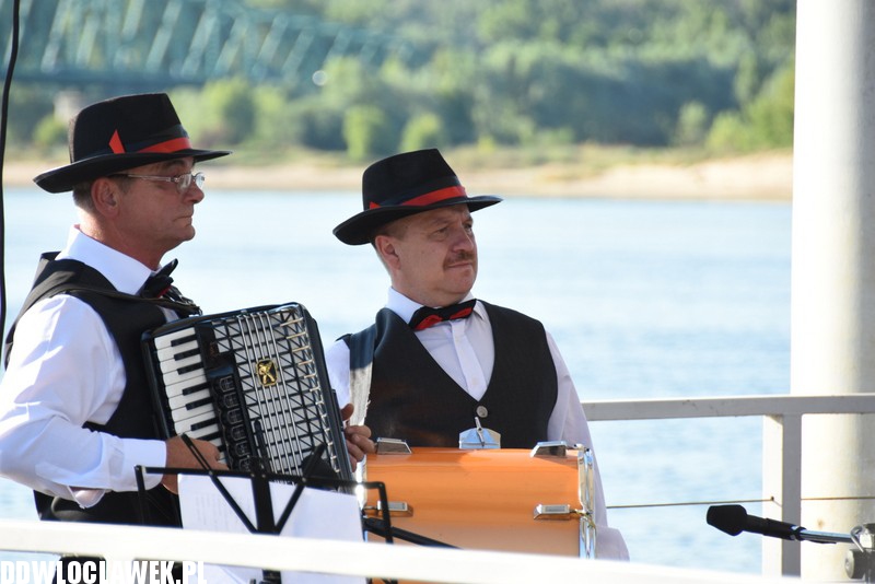 Łęgowianie na pływającej scenie