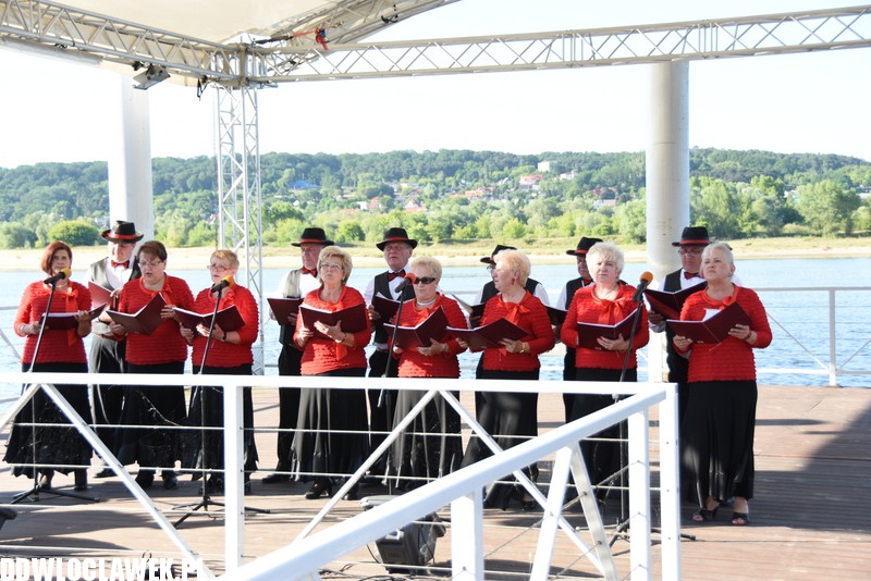 Łęgowianie na pływającej scenie