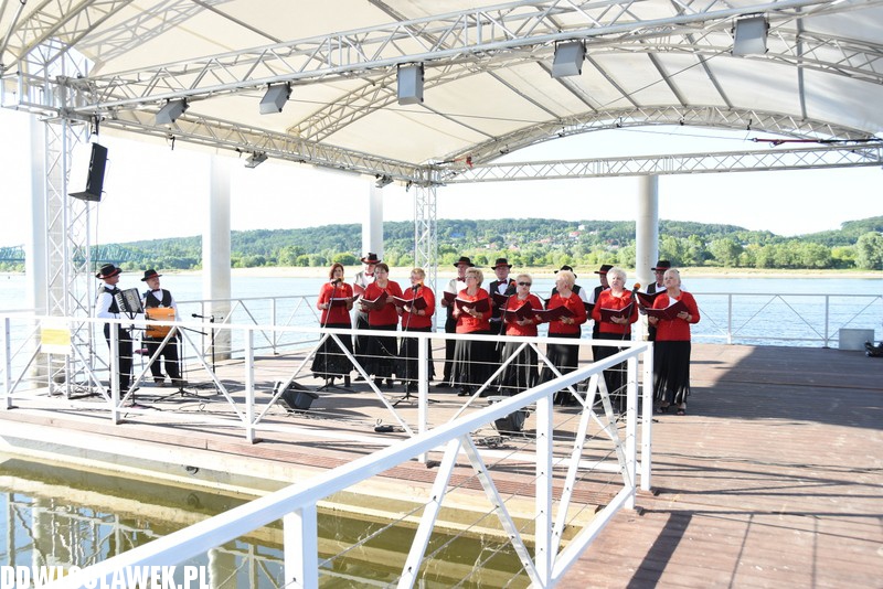 Łęgowianie na pływającej scenie