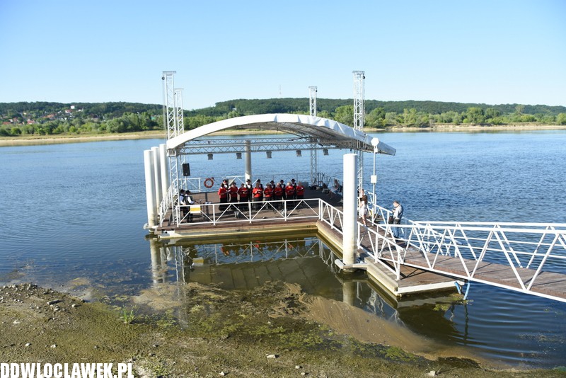 Łęgowianie na pływającej scenie