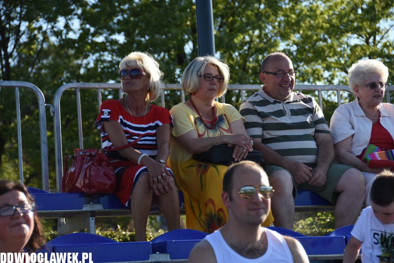 Łęgowianie na pływającej scenie