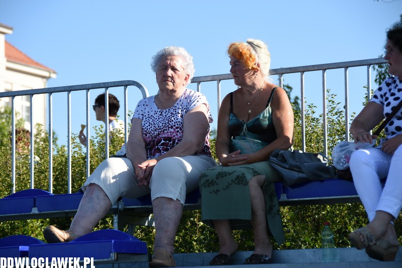 Łęgowianie na pływającej scenie