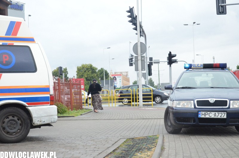 Kolizja karetki i samochodu osobowego