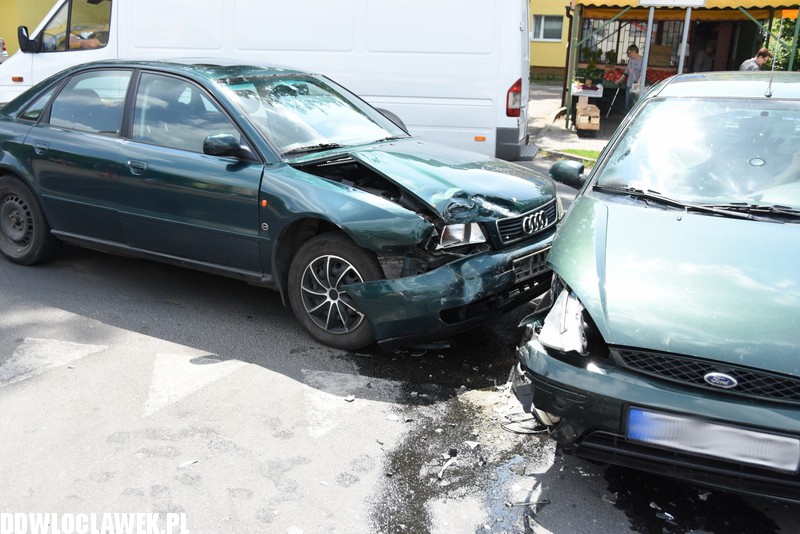 Kolizja dwóch aut na Zbiegniewskiej