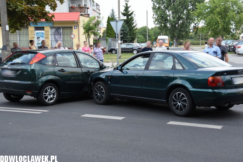 Kolizja dwóch aut na Zbiegniewskiej