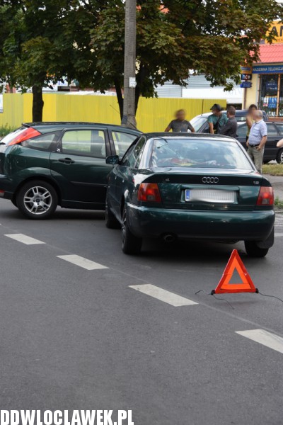 Kolizja dwóch aut na Zbiegniewskiej