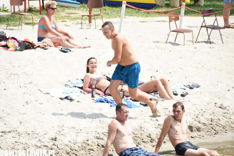 Upalna sobota na plaży w Chodczu