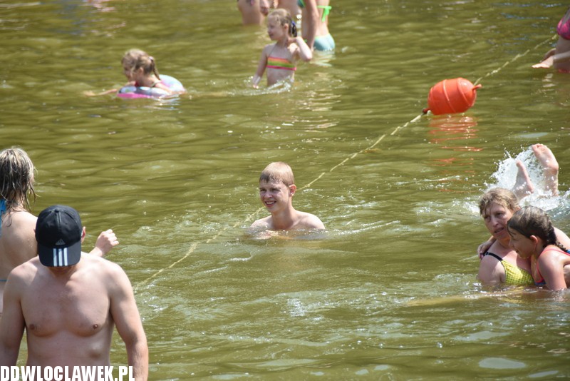 Upalna sobota na plaży w Chodczu