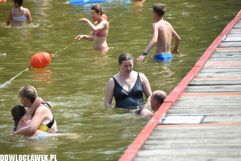 Upalna sobota na plaży w Chodczu