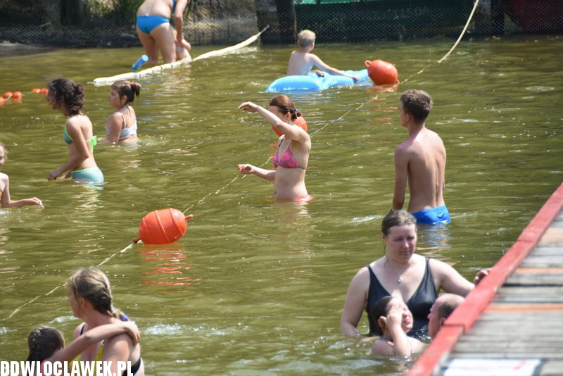 Upalna sobota na plaży w Chodczu