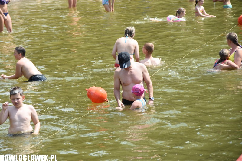 Upalna sobota na plaży w Chodczu