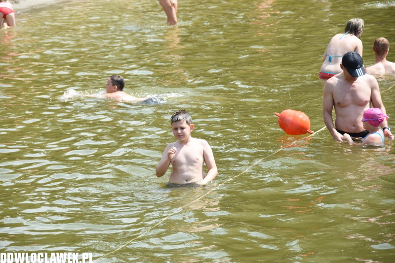 Upalna sobota na plaży w Chodczu