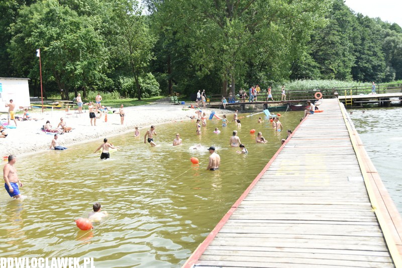 Upalna sobota na plaży w Chodczu