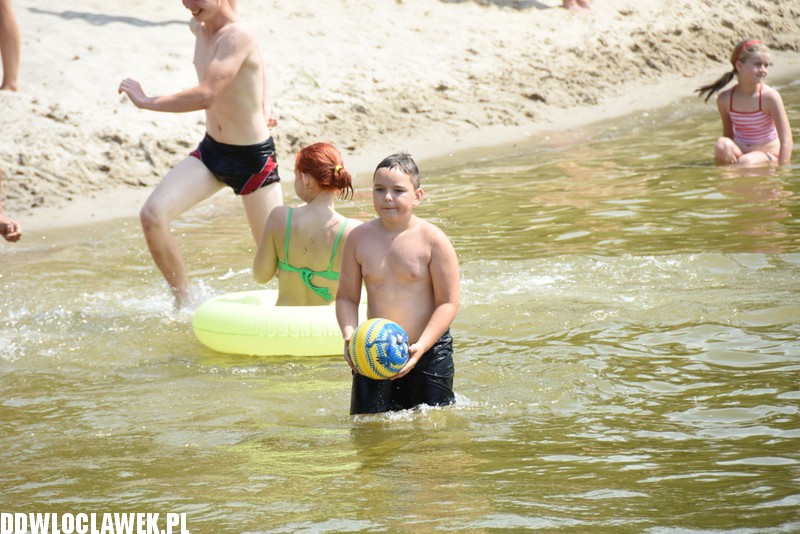 Upalna sobota na plaży w Chodczu