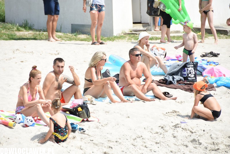Upalna sobota na plaży w Chodczu