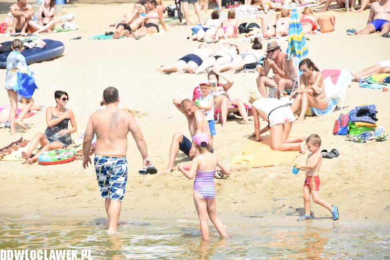 Upalna sobota na plaży w Lubieniu