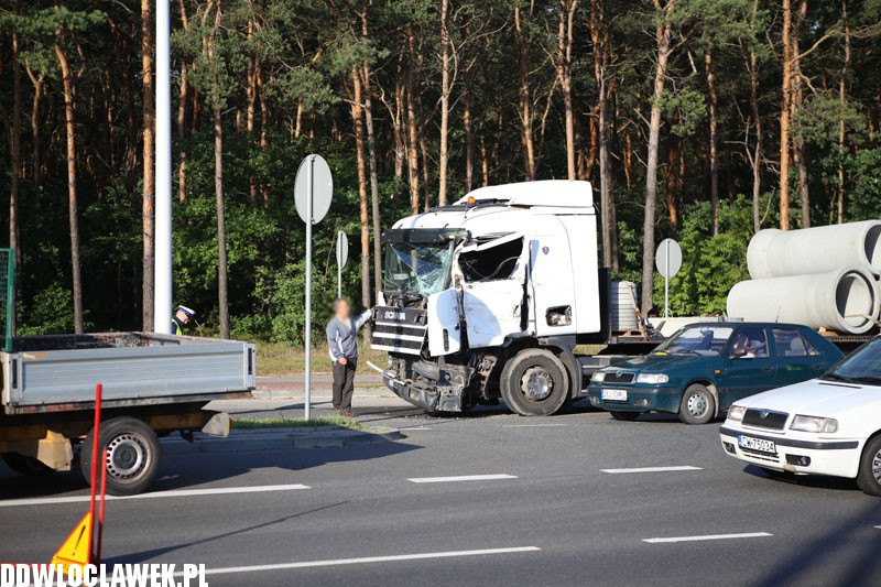 Kolizja dwóch ciężarówek przy Toruńskiej