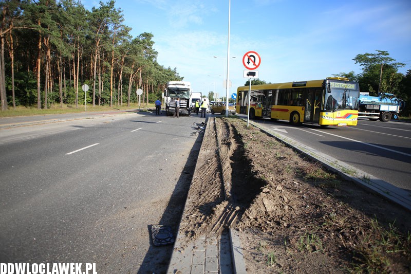 Kolizja dwóch ciężarówek przy Toruńskiej
