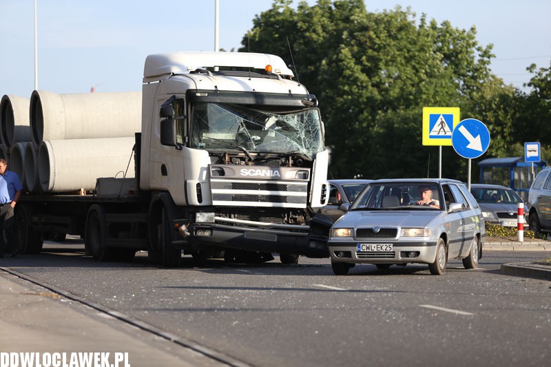 Kolizja dwóch ciężarówek przy Toruńskiej
