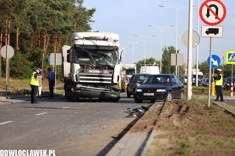 Kolizja dwóch ciężarówek przy Toruńskiej