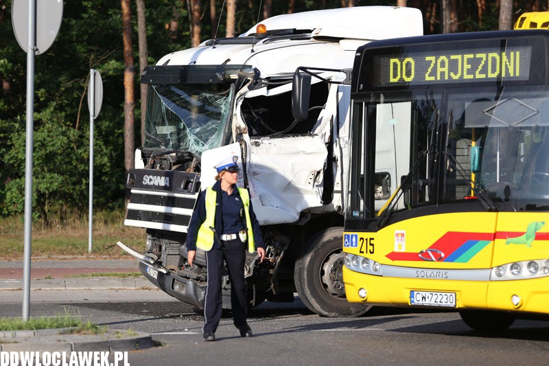 Kolizja dwóch ciężarówek przy Toruńskiej