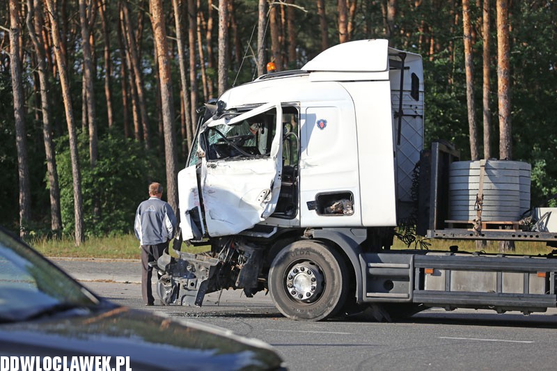 Kolizja dwóch ciężarówek przy Toruńskiej