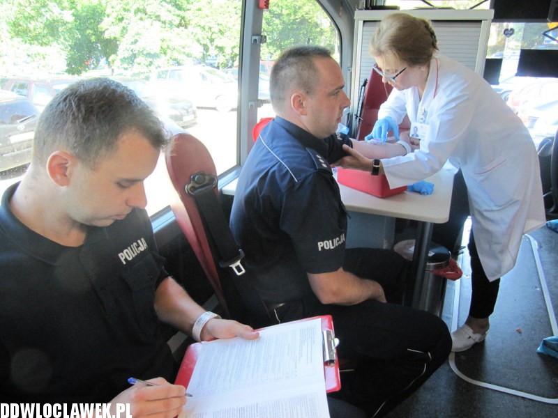 Policjanci oddali krew dla ofiar wypadków