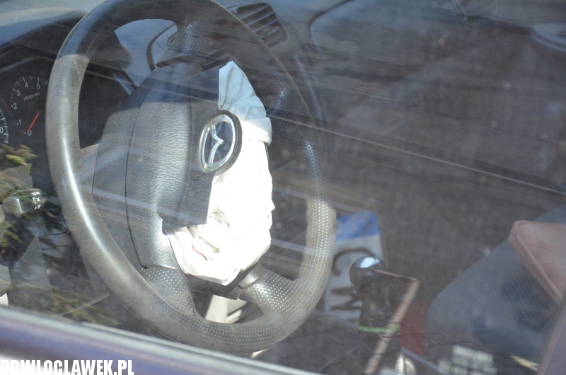 Auto wylądowało na drzewie