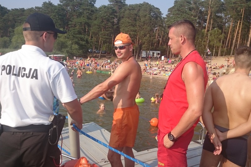 Amatorzy kąpieli pod lupą policji