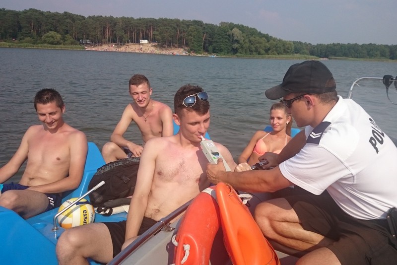 Amatorzy kąpieli pod lupą policji