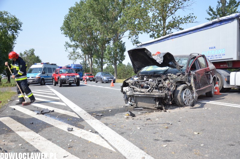 Auto dachowało na starej jedynce
