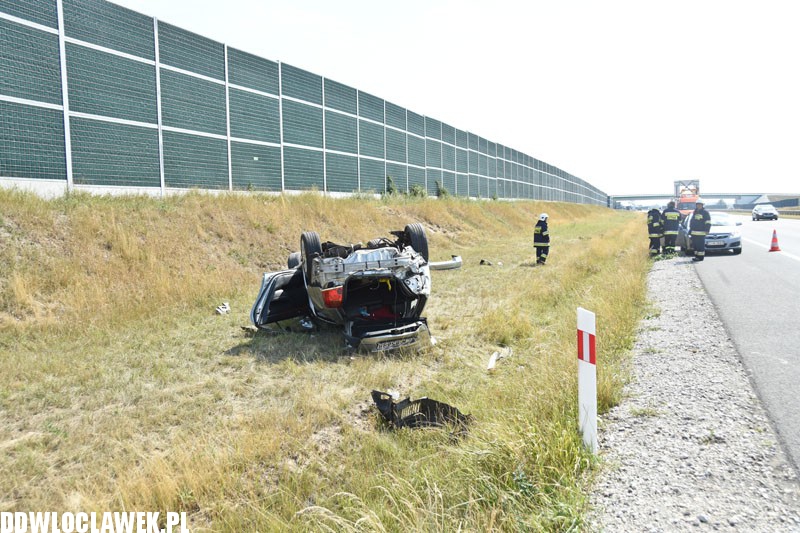 Toyota dachowała na autostradzie