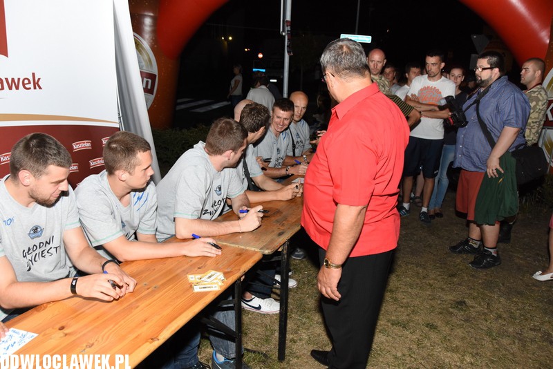 Koszykarze rozdawali autografy